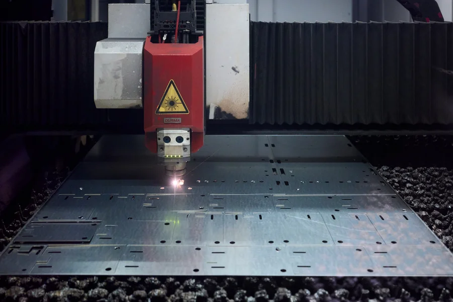Onze fiberlaser met een gesneden plaat op het wisselbed